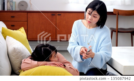 親子爭吵、智慧型手機、長時間玩遊戲、學習影像 親子爭吵、智慧型手機、長時間玩遊戲、學習影像 135087942