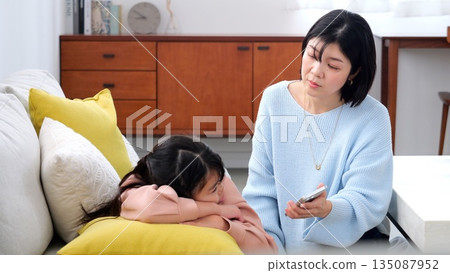 Parent-child quarrel, smartphone, long hours of gaming, studying image Parent-child quarrel, smartphone, long hours of gaming, studying image 135087952