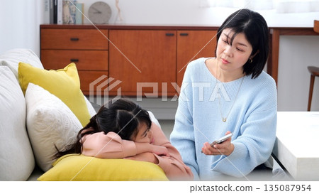 親子爭吵、智慧型手機、長時間玩遊戲、學習影像 親子爭吵、智慧型手機、長時間玩遊戲、學習影像 135087954