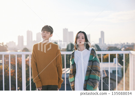城市景觀，屋頂上的情侶 135088034