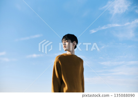 藍天下的年輕男子肖像 135088090