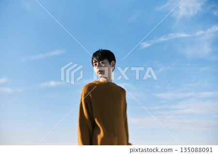 藍天下的年輕男子肖像 135088091