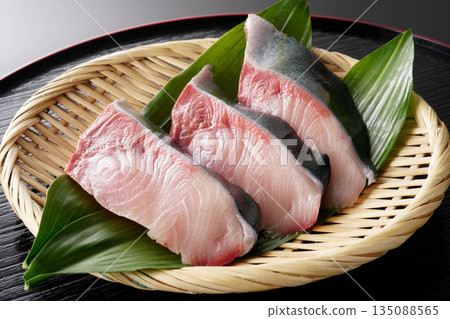用漏杓盛裝的黃尾魚片(Hanaran,黑色背景) 用漏杓盛裝的黃尾魚片(Hanaran,黑色背景) 135088565