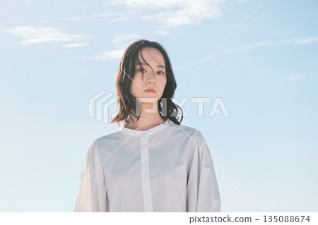 藍天背景年輕女子肖像 135088674