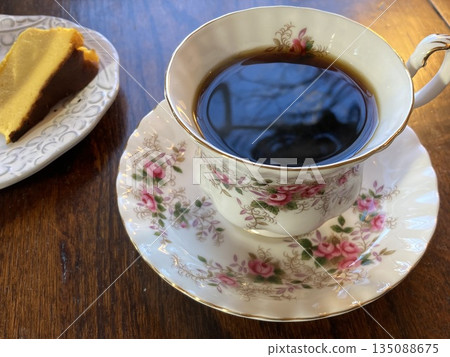 一杯盛在可愛碎花茶杯裡的黑咖啡 一杯盛在可愛碎花茶杯裡的黑咖啡 135088675