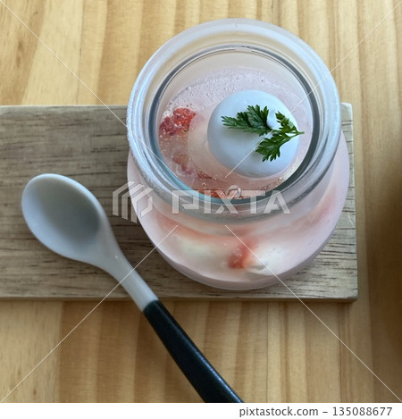 草莓慕斯+碳酸果凍甜點 草莓慕斯+碳酸果凍甜點 135088677