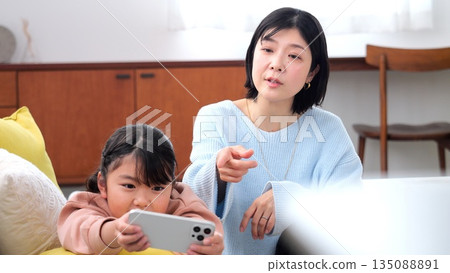 親子爭吵、智慧型手機、長時間玩遊戲、學習影像 135088891