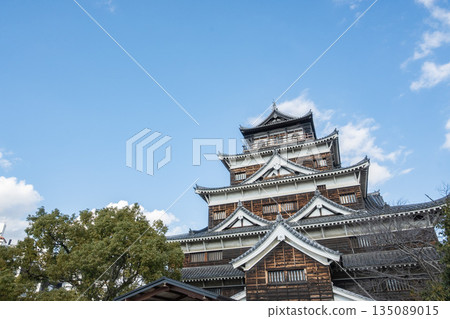 「廣島縣」（1月）[旅遊景點] 廣島縣廣島市的廣島城。從廣島城頂層眺望廣島城市景觀。 135089015