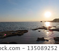 庫裡島海岸上空美麗的日出 135089252