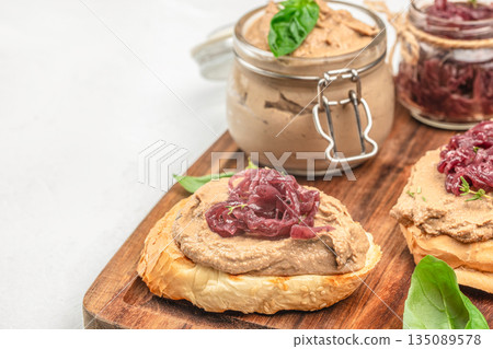 Chicken liver pate with caramelized onions on crispy bread slices, close-up. copy space Chicken liver pate with caramelized onions on crispy bread slices, close-up. copy space 135089578