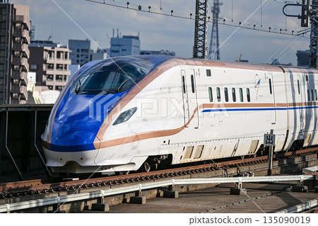 上越北陸新幹線E7系列列車從月台出發 135090019