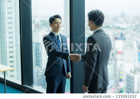 Businessman shaking hands 135091032