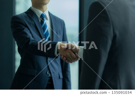 握手的商人 135091034