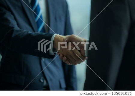 握手的商人 135091035