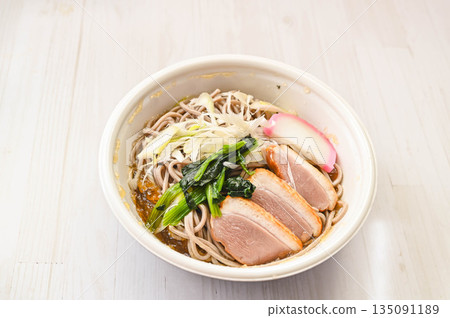 Easy duck soba noodles that can be heated in the microwave 135091189