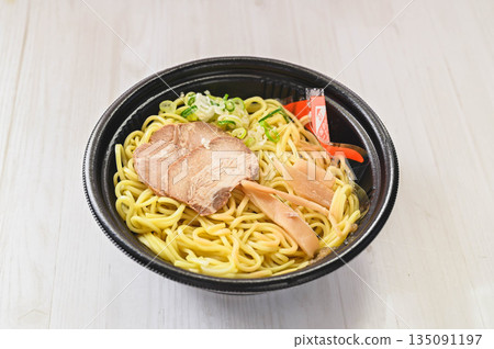 微波爐加熱方便的拉麵 135091197