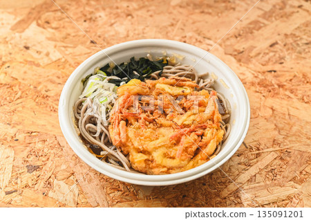 簡易微波爐加熱的裙帶菜蔬菜天婦羅蕎麥麵 簡易微波爐加熱的裙帶菜蔬菜天婦羅蕎麥麵 135091201