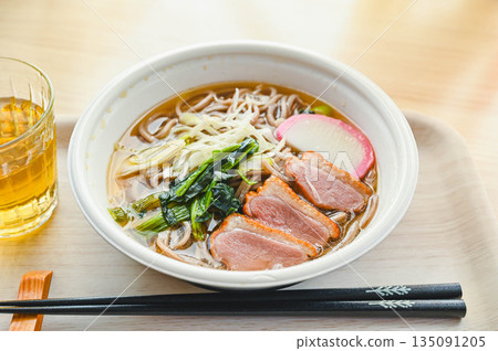 Delicious duck soba noodles that can be heated in the microwave 135091205