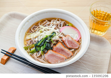 Delicious duck soba noodles that can be heated in the microwave 135091206