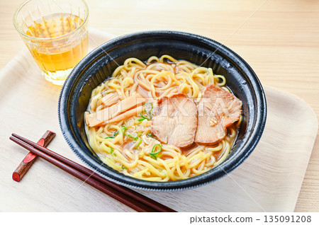 Delicious ramen that can be heated in the microwave Delicious ramen that can be heated in the microwave 135091208