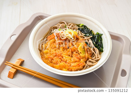 美味的裙帶蔬菜天婦羅蕎麥麵,微波爐加熱後食用。 美味的裙帶蔬菜天婦羅蕎麥麵,微波爐加熱後食用。 135091212