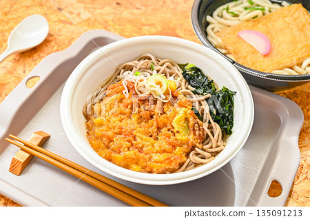 Delicious wakame seaweed and vegetable tempura soba noodles, reheated in the microwave 135091213