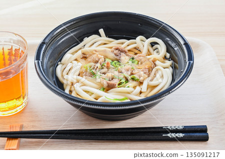 Delicious meat udon noodles that can be heated in the microwave 135091217
