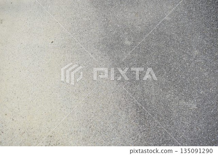 混凝土地面背景材料，具有明暗漸變效果 135091290
