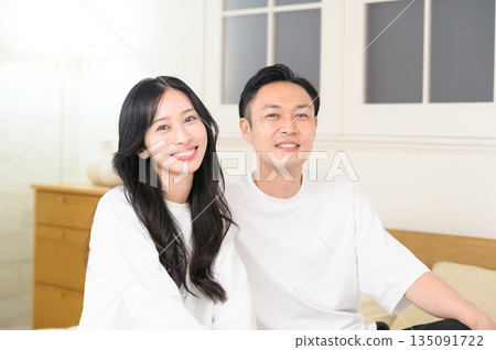 夜裡,一男一女在臥室裡交談。 夜裡,一男一女在臥室裡交談。 135091722