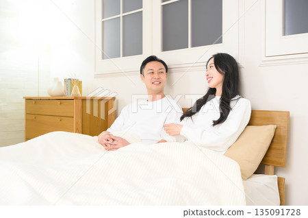 夜裡,一男一女在臥室裡交談。 夜裡,一男一女在臥室裡交談。 135091728
