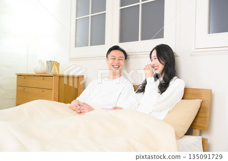 夜裡,一男一女在臥室裡交談。 夜裡,一男一女在臥室裡交談。 135091729