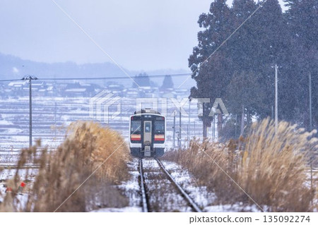 福島縣會泉裡町，暴風雪與只見線上的列車 135092274