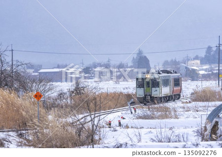 福島縣會泉裡町，暴風雪與只見線上的列車 135092276
