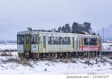 福島縣會泉裡町，暴風雪與只見線上的列車 135092277