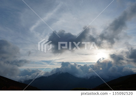 雲霧繚繞的黑部五郎山 135092520
