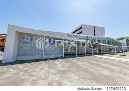 北海道稚內－日本最北端的車站，晴朗天氣下的JR稚內站和稚內路邊站 135092523