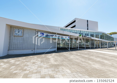 北海道稚內－日本最北端的車站，晴朗天氣下的JR稚內站和稚內路邊站 135092524