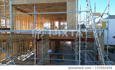 木屋建築工地：新建獨立式房屋的框架結構 135092856