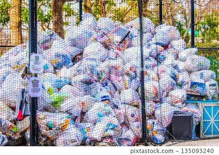 日本橫濱：城市景觀：垃圾堆積如山…街角就是垃圾場。今年第一個塑膠垃圾收集日。一座比人還高的垃圾山…= 橫濱第七 135093240