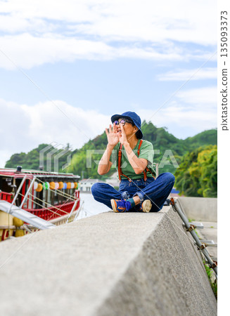 老人們在堤防上高聲吶喊。照片由沖繩海濱度假村雅提供。 老人們在堤防上高聲吶喊。照片由沖繩海濱度假村雅提供。 135093373