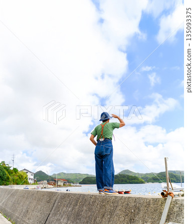一位老人背對著鏡頭站在河岸上。 (照片由沖繩海濱度假村雅提供) 一位老人背對著鏡頭站在河岸上。 (照片由沖繩海濱度假村雅提供) 135093375