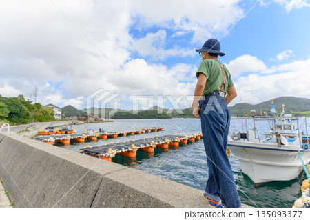 A child looking out at the sea at a fishing port (Photo courtesy of Oki Seaside Resort Miyabi) A child looking out at the sea at a fishing port (Photo courtesy of Oki Seaside Resort Miyabi) 135093377