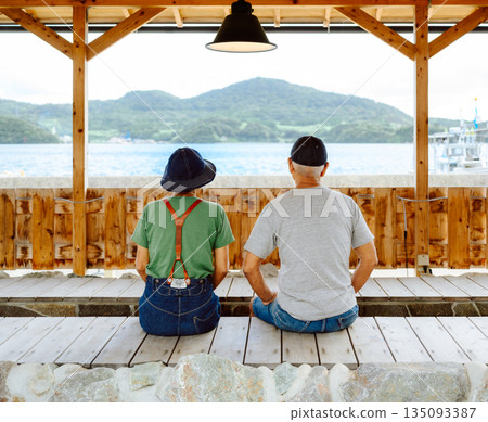 一對老年夫婦在海邊休憩。 （圖片由沖繩海濱度假村雅提供） 135093387