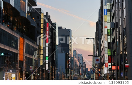 銀座的主要街道是東京都中央區銀座通（中央通） 135093505