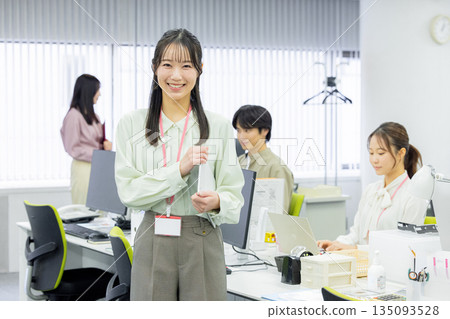 在辦公室工作的婦女 135093528