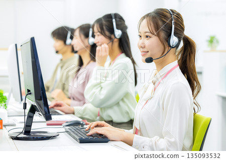 年輕的女士，操作員，呼叫中心，工作人員 135093532