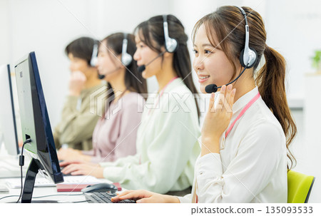 年輕的女士,操作員,呼叫中心,工作人員 年輕的女士,操作員,呼叫中心,工作人員 135093533