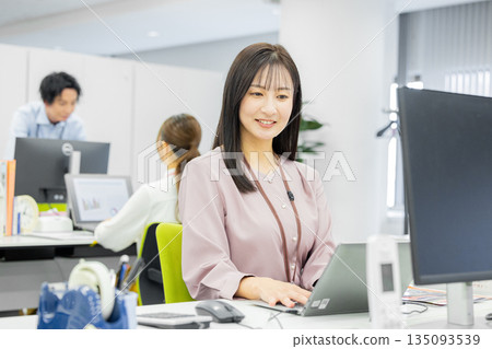 工作的母親 135093539