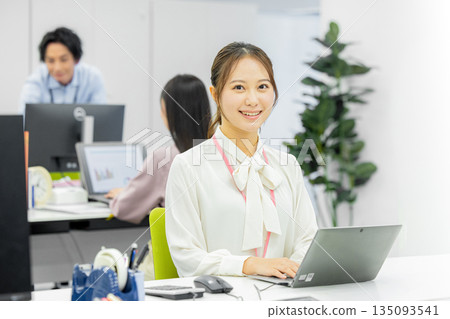在辦公室工作的女商人 135093541