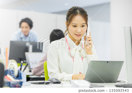 婦女在辦公室打電話 135093543